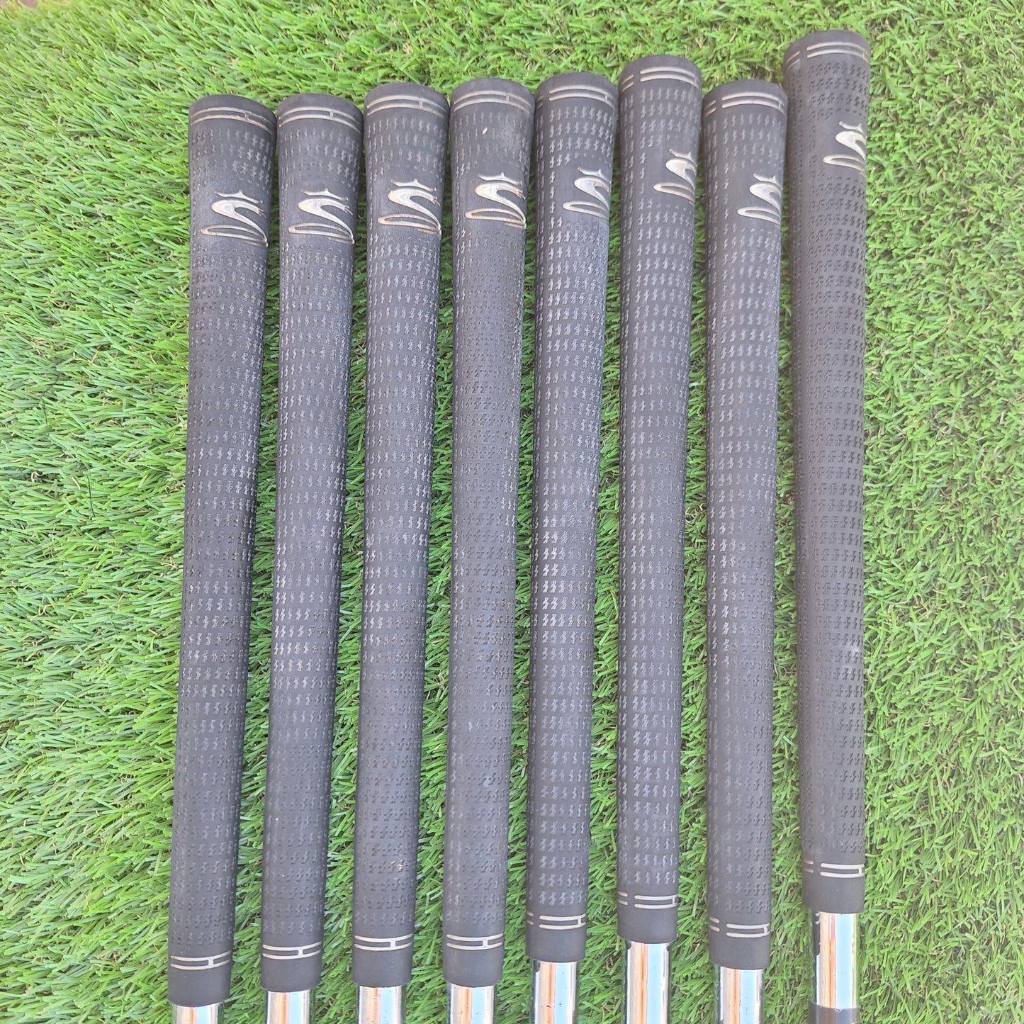 Palos de golf Hierros 3-PW Cobra Gravity Back